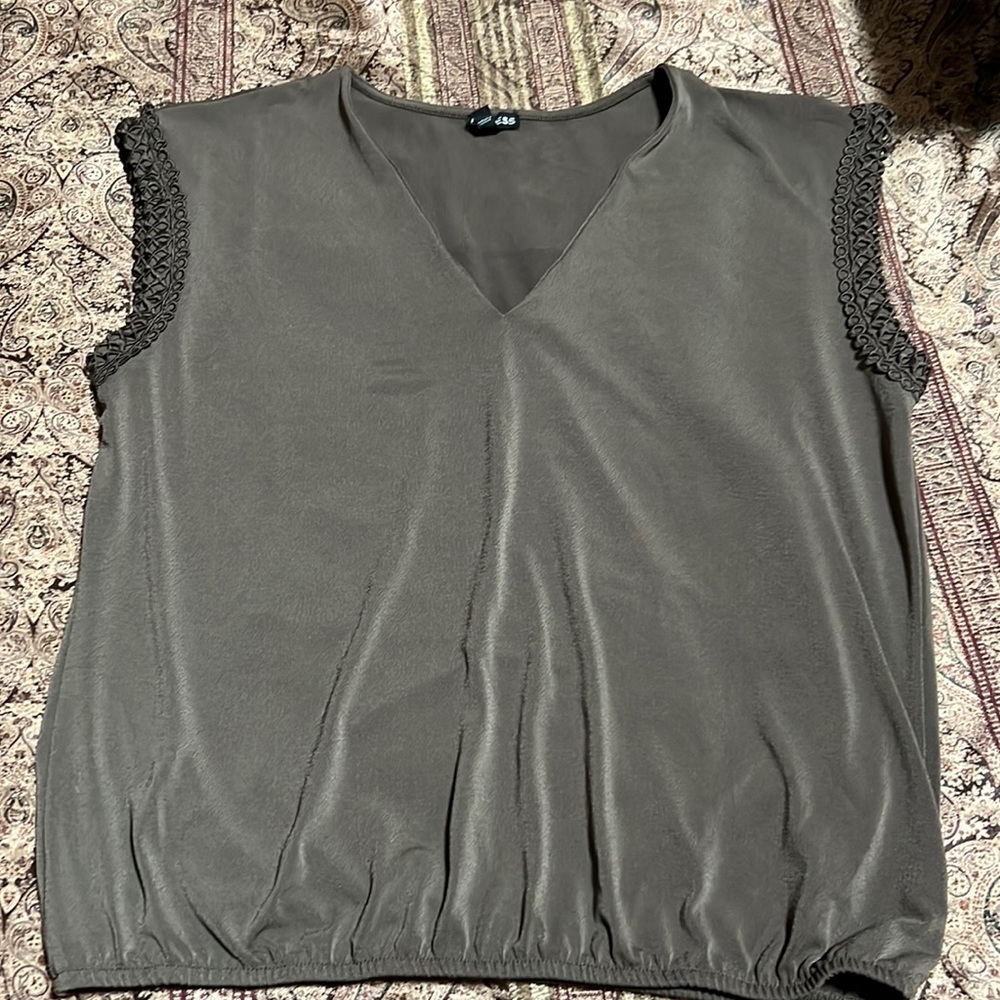 Cute olive free dress top!